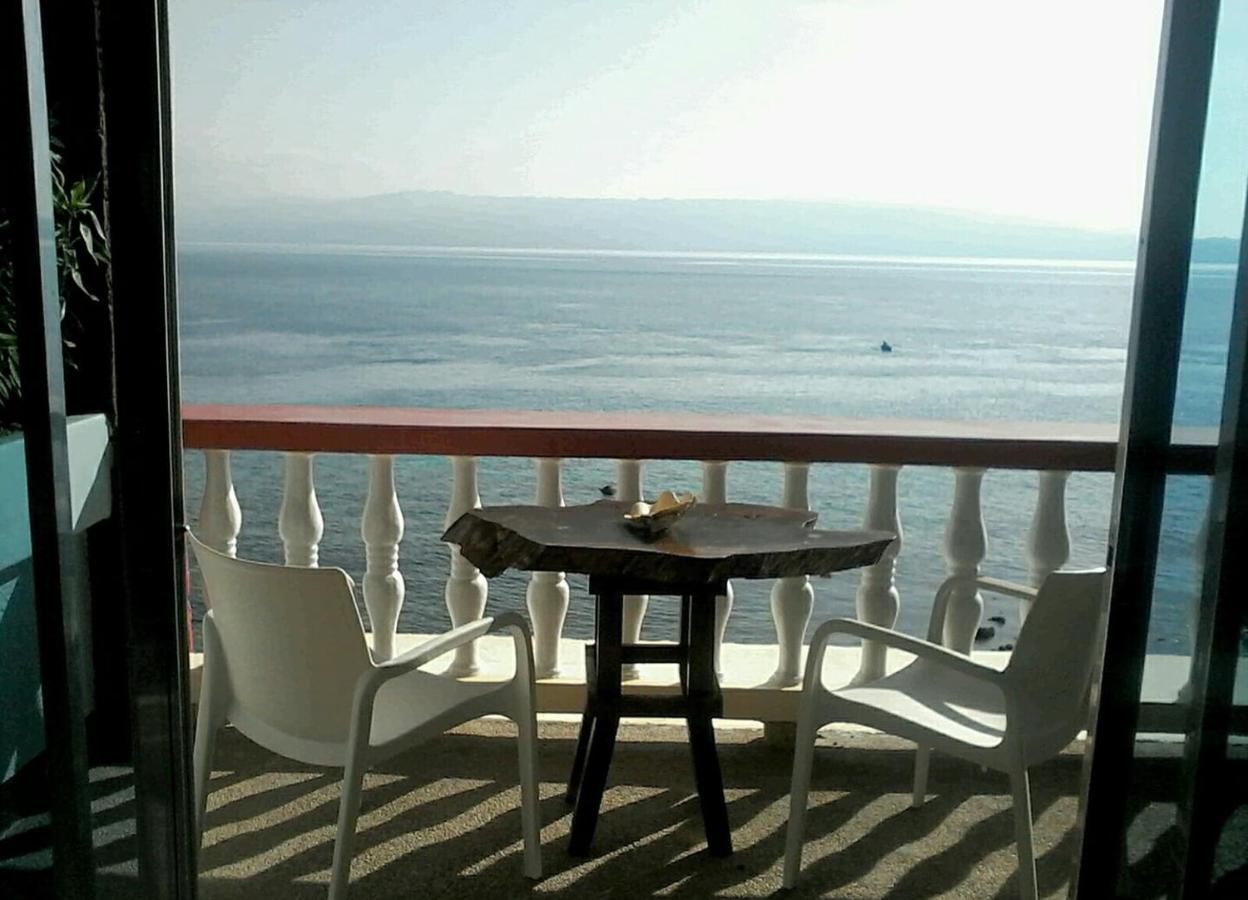 Wuthering Heights Bed & Breakfast By The Sea Dumaguete City Екстер'єр фото