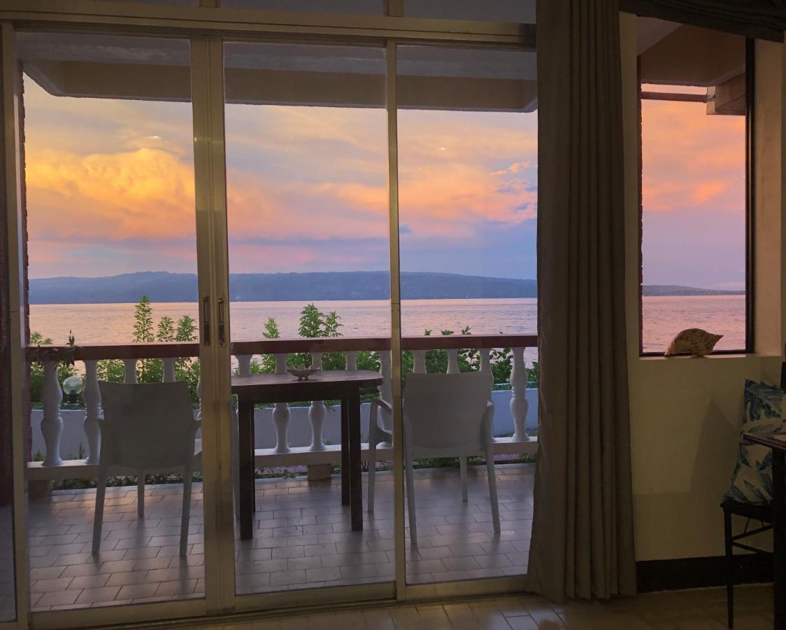 Wuthering Heights Bed & Breakfast By The Sea Dumaguete City Екстер'єр фото