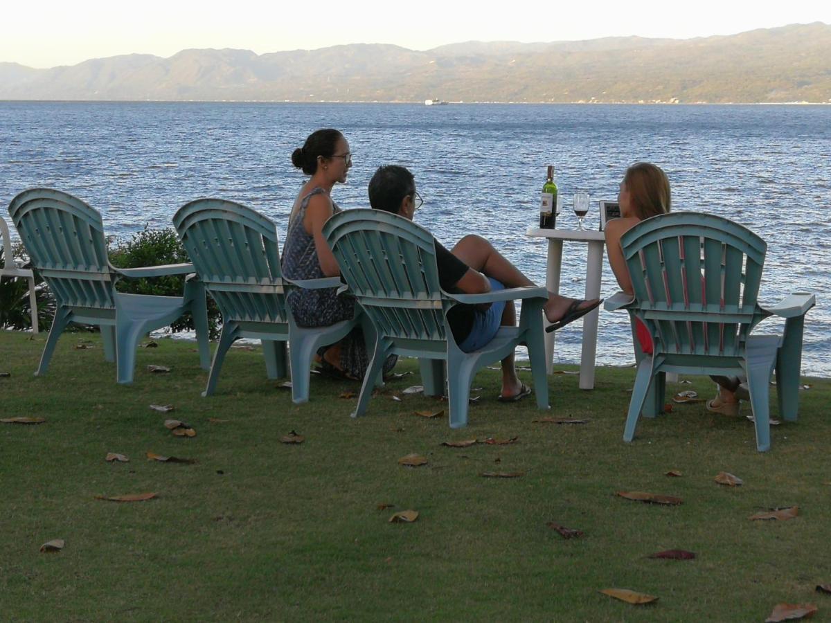 Wuthering Heights Bed & Breakfast By The Sea Dumaguete City Екстер'єр фото