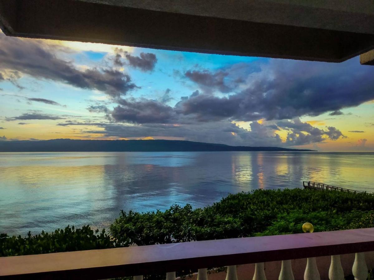 Wuthering Heights Bed & Breakfast By The Sea Dumaguete City Екстер'єр фото